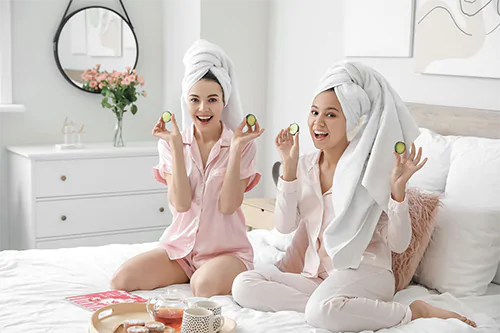 Sposoby na relaks. Przyjaciółki urządzają sobie domowe SPA.
