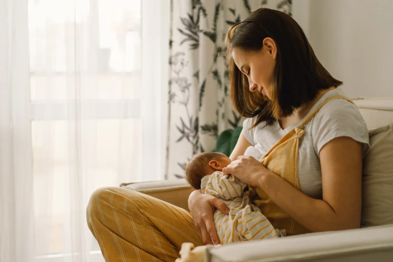 Jak karmienie piersią wpływa na mikrobiom u noworodków i niemowląt?