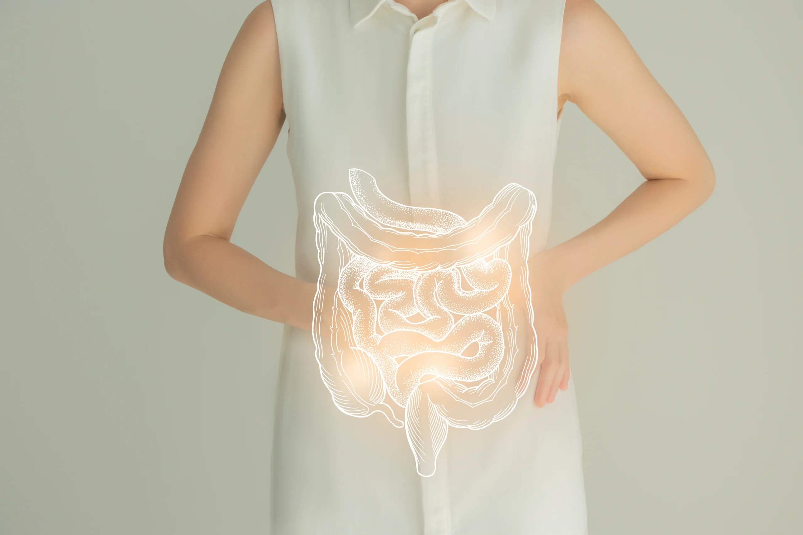 Cierpisz na przewlekłe zaparcia? Dowiedz się, w jaki sposób zadbać o jelita i mikrobiom, by pozbyć się dokuczliwego problemu i czy probiotyk na zaparcia pomoże. Graficzna wizualizacja jelit nałożona na zdjęcie kobiety w białej sukience.