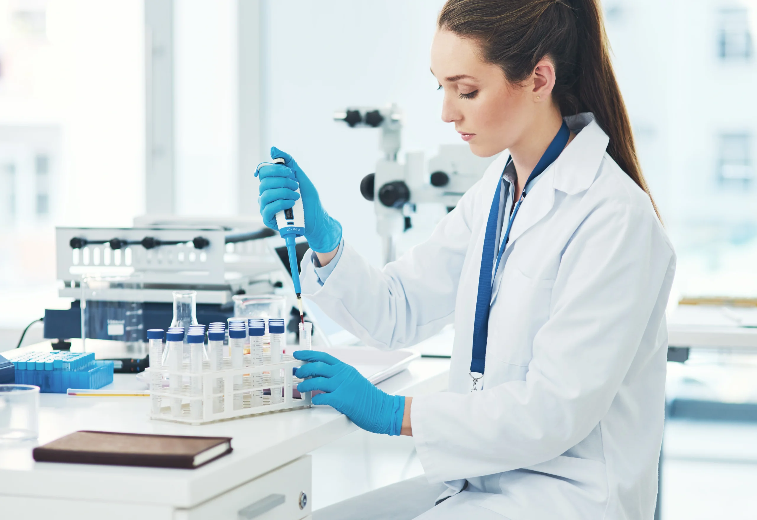 Specjalistka w białym kitlu, pracująca w laboratorium, przeprowadza badanie składu mikrobiomu.